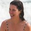 Nathalia Dill curte dia na praia com a filha