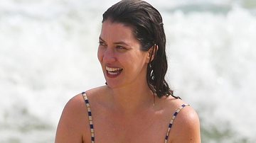 Nathalia Dill curte dia na praia com a filha - Foto: Dilson Silva / AgNews