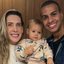 O casal Bruna Matuti e Thiago Oliveira com a filhinha, Ella