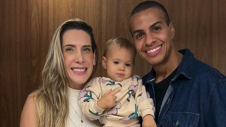 O casal Bruna Matuti e Thiago Oliveira com a filhinha, Ella - Reprodução/Instagram