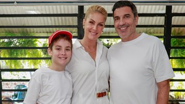 Com o filho, Ana Hickmann e Edu Guedes fazem boa ação - Fotos: Van Campos/AgNews