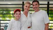 Com o filho, Ana Hickmann e Edu Guedes fazem boa ação - Fotos: Van Campos/AgNews