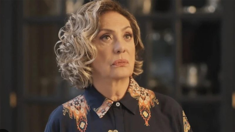 Berta (Eliane Giardini) na novela Mania de Você - Foto: Reprodução / Globo