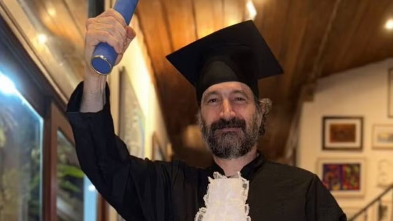 Caco Ciocler comemora graduação em Biologia - Foto: Reprodução/Instagram