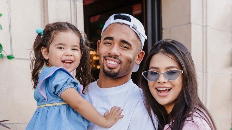 Gabriel Jesus e Raiane Lima com a filha - Foto: Reprodução/Instagram