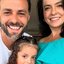 Izabella Camargo com o marido e a filha