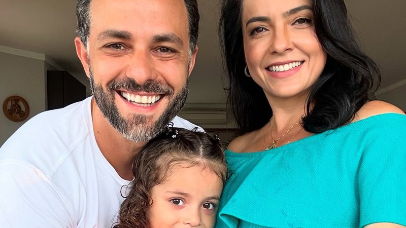 Izabella Camargo com o marido e a filha - Foto: Reprodução/Instagram