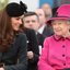 Kate Middleton, Duquesa de Cambridge e a Rainha Elizabeth II assistem a um desfile de moda na De Montfort University em Leicester, Inglaterra, em 2012