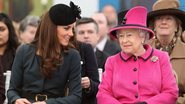 Kate Middleton, Duquesa de Cambridge e a Rainha Elizabeth II assistem a um desfile de moda na De Montfort University em Leicester, Inglaterra, em 2012 - Foto: Oli Scarff/ Getty Images