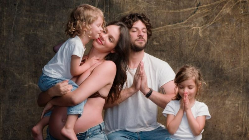 Laura Neiva, Chay Suede e os filhos, José e Maria - Foto: Reprodução / Instagram