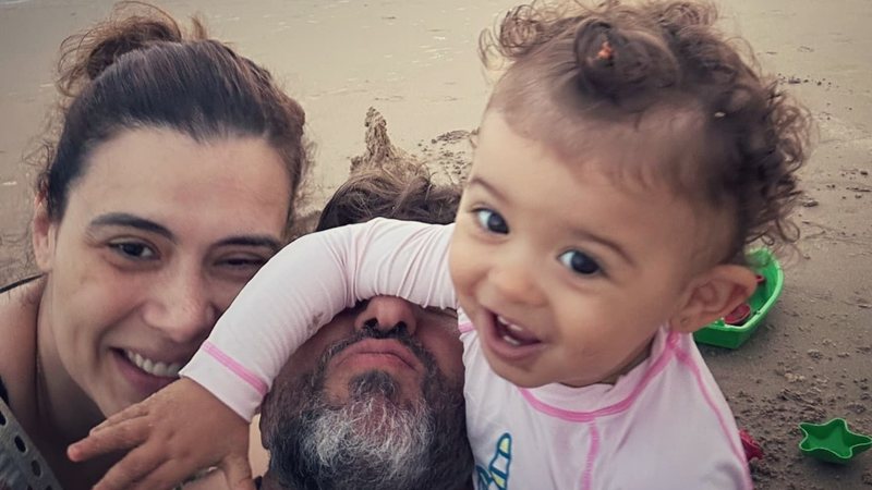 Michelle Loreto com a filha na praia - Foto: Reprodução/Instagram