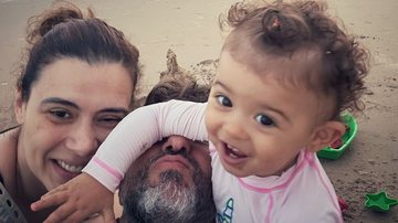 Michelle Loreto com a filha na praia - Foto: Reprodução/Instagram