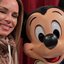 Ana Furtado se diverte ao compartilhar registro com o personagem Mickey em Orlando, nos Estados Unidos