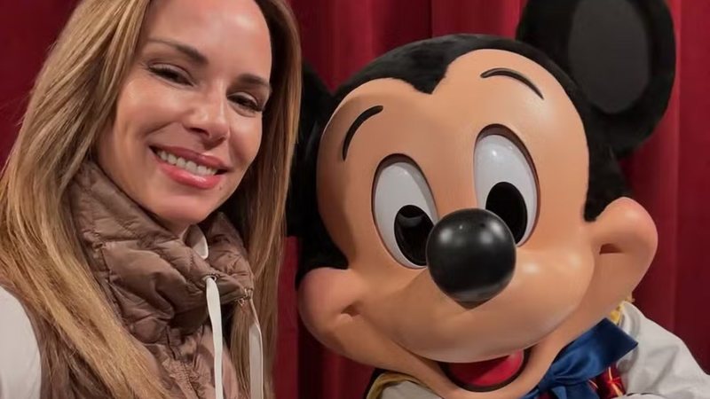 Ana Furtado se diverte ao compartilhar registro com o personagem Mickey em Orlando, nos Estados Unidos - Foto: Reprodução/Instagram