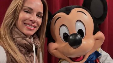 Ana Furtado se diverte ao compartilhar registro com o personagem Mickey em Orlando, nos Estados Unidos - Foto: Reprodução/Instagram