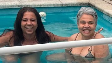 Claudia Rodrigues curte dia de piscina com a amiga e a namorada nesta quinta-feira, 9 - Foto: Reprodução/Instagram