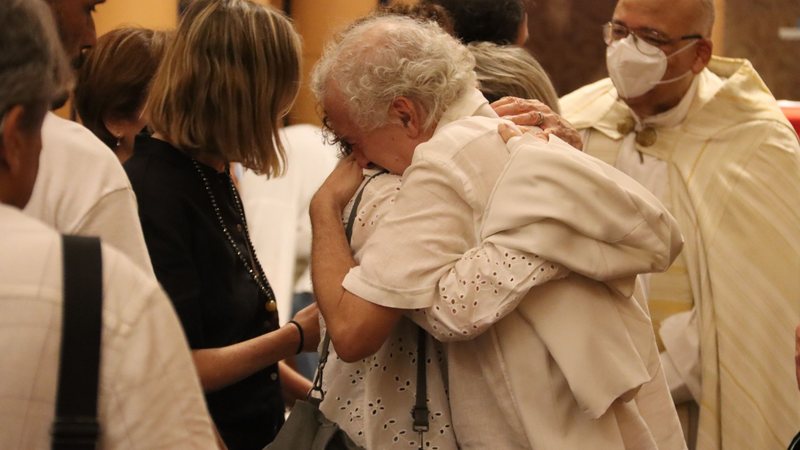 Amigos consolam Edi Botelho, viúvo de Ney Latorraca - Foto: Thiago Mattos / BrazilNews