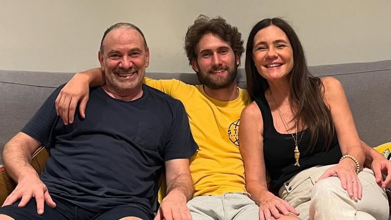 Felipe Ricca com os pais, Marco Ricca e Adriana Esteves - Foto: Reprodução / Instagram