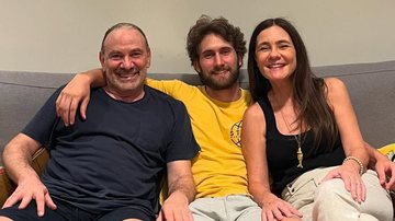 Felipe Ricca com os pais, Marco Ricca e Adriana Esteves - Foto: Reprodução / Instagram