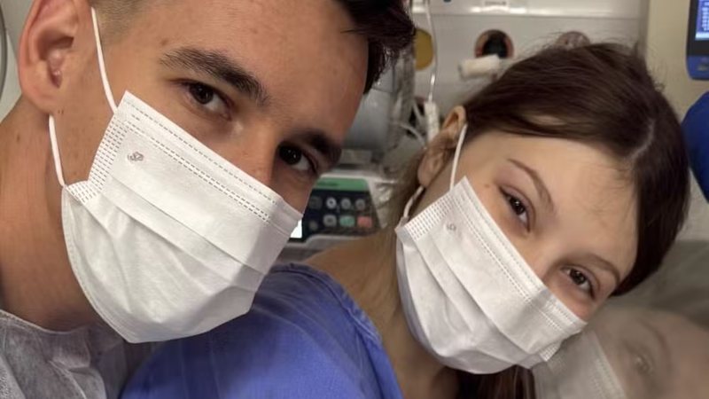 Lucas Borbas e Isabel Veloso visitaram filho na UTI neonatal - Foto: Reprodução/Instagram