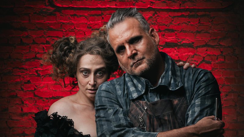 Saulo Vasconcellos e Andrezza Massei caracterizados em Sweeney Todd: O Cruel Barbeiro da Rua Fleet - Divulgação/Stephan Solon