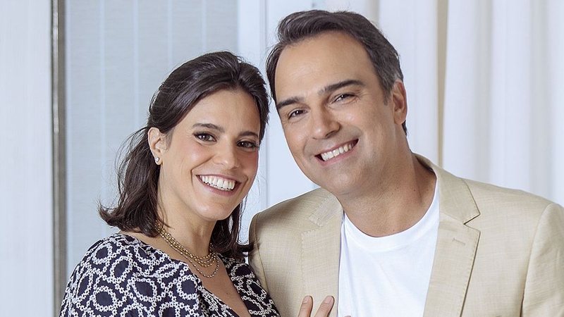 O apresentador Tadeu Schmidt e sua esposa, Ana Cristina - Foto: Marcio Farias | Stylist: Samantha Szczerb | Beleza: Ronald Perega | Vídeos: André Ivo | Agradecimentos: Hotel Windsor Barra