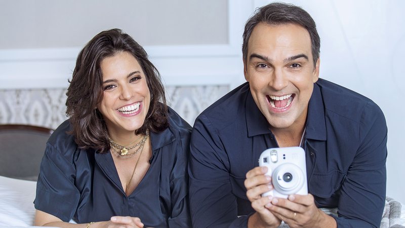 O apresentador Tadeu Schmidt e sua esposa, Ana Cristina - Foto: Marcio Farias | Stylist: Samantha Szczerb | Beleza: Ronald Perega | Vídeos: André Ivo | Agradecimentos: Hotel Windsor Barra