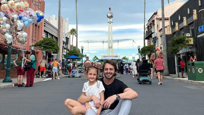 Gustavo Bechara celebra magia de Orlando ao lado da filha - Foto: Divulgação