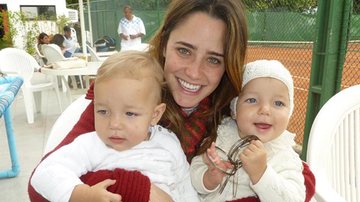 Fernanda Vasconcellos com as gêmeas Serena e Vitória Lovatel nos bastidores da novela A Vida da Gente - Foto: Arquivo Pessoal