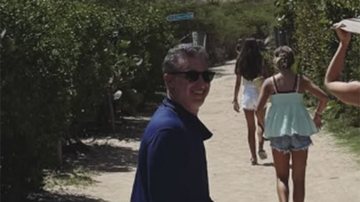 Luciano Huck com a família na praia - Foto: Reprodução / Instagram