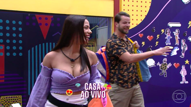 Larissa e Gustavo entram na Casa de Vidro - Reprodução / TV Globo