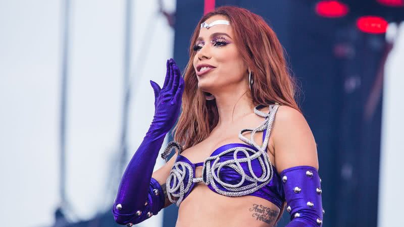 A cantora Anitta em show de Carnaval; artista anunciou pausa na carreira após agenda da folia - Foto: Getty Images