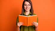 Livros escritos por escritoras femininas incentivam as mulheres a lutarem pelo seus direitos (Imagem: Roman Samborskyi | Shutterstock)