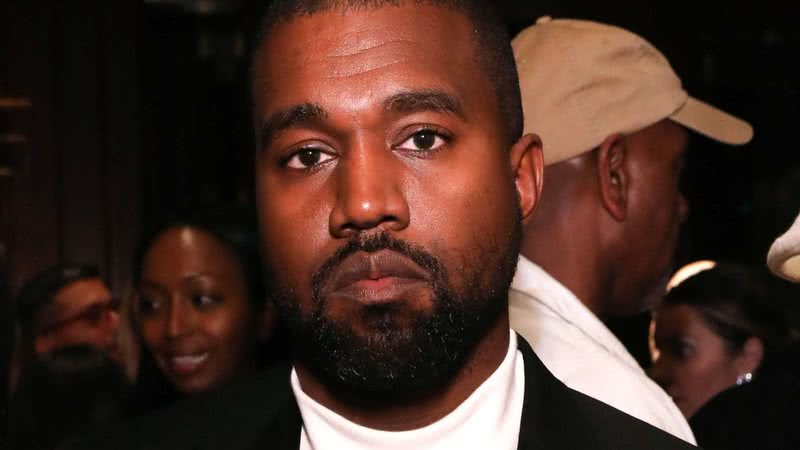 Após onda de cancelamento graças à suas falas antissemitas, rapper Kanye West reclama de empresário que incentivou sua queda - Foto: Getty Images