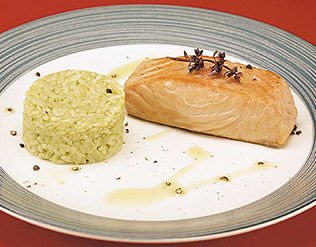 ARROZ COM ERVAS E SALMÃO GRELHADO