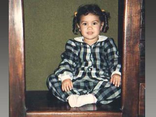 Marina, minha filha, na estante (1987, na minha chácara)