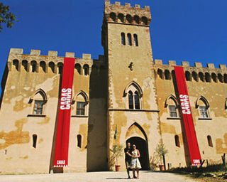 Marcelo e Ana em frente do Castello di Santa Maria Novella, na região da Toscana, Itália.