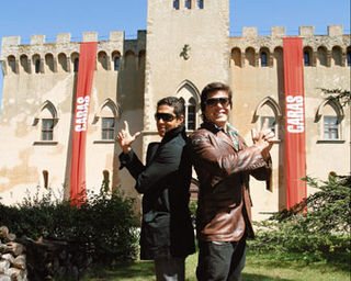 Nos jardins do Castelo de CARAS, Kiko e Alessandro fazem pose do duelo que jamais existiu entre eles.