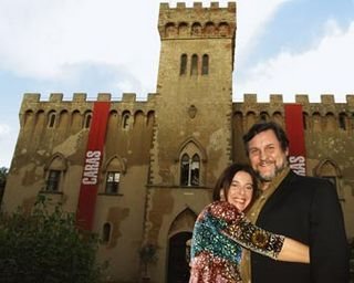 Juntos há 14 anos, a jornalista e o ator se abraçam diante do Castello Santa Maria Novella