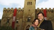 Juntos há 14 anos, a jornalista e o ator se abraçam diante do Castello Santa Maria Novella