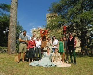 No Castelo de CARAS, na Toscana, Adriano Facchini, Luzia Dvorek, Tarcisinho, Luiza Tomé, Urana, Luca, Claudia Cardinale, Angelita, Liri, Augusto e Paolo (em pé). Giulia e Francesca