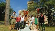 No Castelo de CARAS, na Toscana, Adriano Facchini, Luzia Dvorek, Tarcisinho, Luiza Tomé, Urana, Luca, Claudia Cardinale, Angelita, Liri, Augusto e Paolo (em pé). Giulia e Francesca