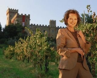 Nos vinhedos da propriedade do século X e sentada em frente ao Castelo, Claudia Cardinale mostra bom humor e simplicidade.