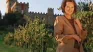 Nos vinhedos da propriedade do século X e sentada em frente ao Castelo, Claudia Cardinale mostra bom humor e simplicidade.