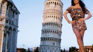 A atriz na Praça dos Milagres, que abriga desde 1350 a Torre de Pisa. A inclinação, causada por uma falha no terreno, é marca registrada.