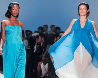 Na semana de moda de New York, o estilista exibe coleção esvoaçante, inspirada na cidade perdida de Atlântida. Tons de azul, que remetem ao mar, dominam a passarela.