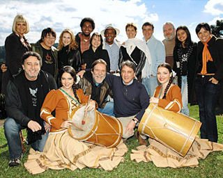 Em pé: Monique, Tizuka, Andréa, Alexandre, Bianca, Pitanga, Angela, Miguel, Zé Castiel, Fernanda e Marcela. Na frente, Galvão, Abreu, Rigotto e as bailarinas Emily Borghetti e Lísia De Marchi.