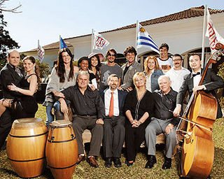 Angelita, Nadine, Úrsula, Bena, Felipe, Virginia, Szafir e César. Coletto, Pablo, Lilian e Bertolucci (à frente) entre os bailarinos e o músico