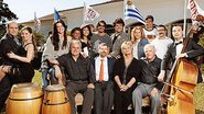 Angelita, Nadine, Úrsula, Bena, Felipe, Virginia, Szafir e César. Coletto, Pablo, Lilian e Bertolucci (à frente) entre os bailarinos e o músico