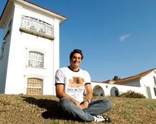 Em frente da torre da Villa de CARAS, inspirada nas construções espanholas, Luciano exibe a camisa de seu último filme, "Acerto de Contas"